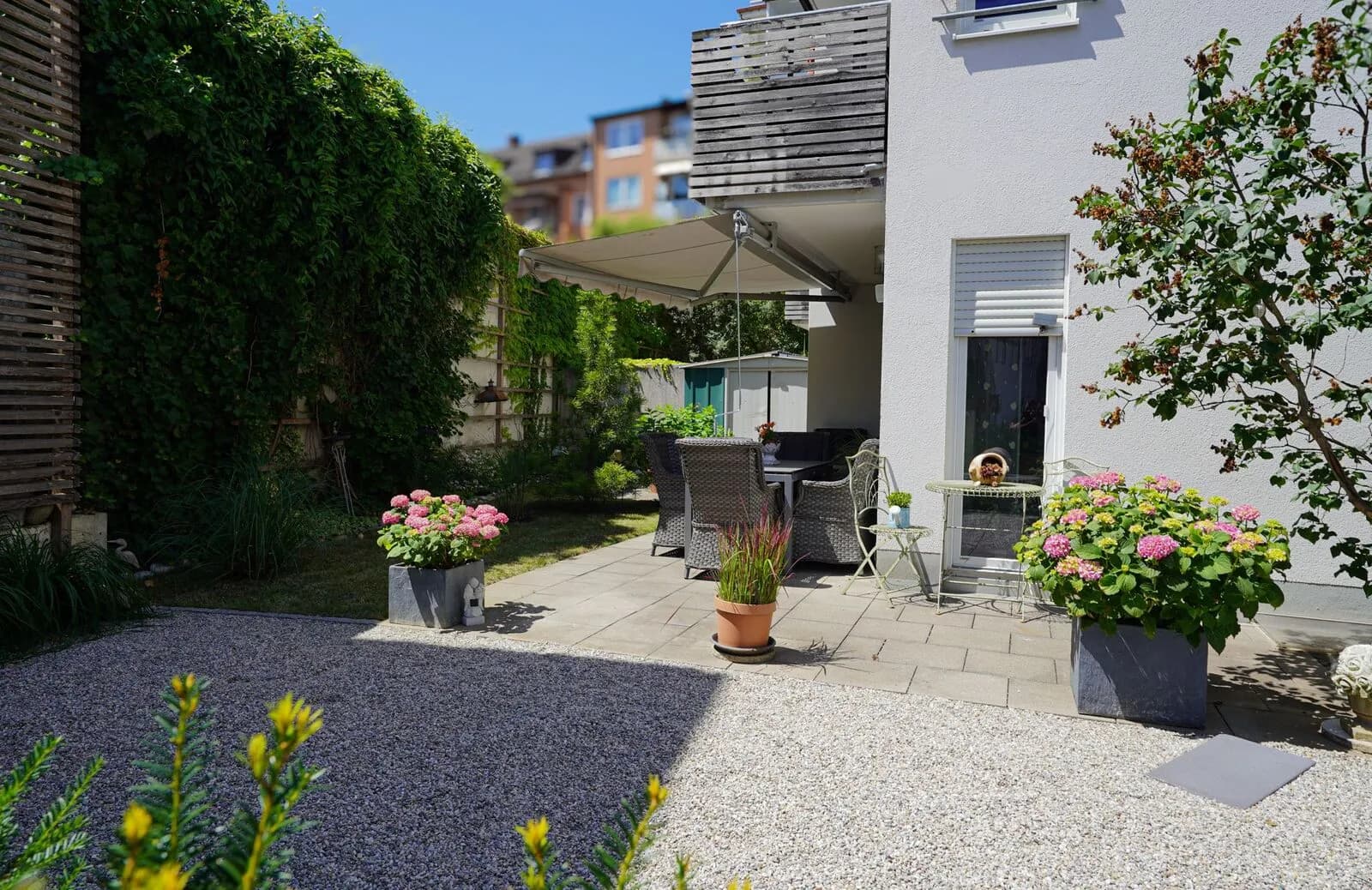 Terrasse einer Wohnung in Rosenheim mit Sitzgruppe und Hortensien
