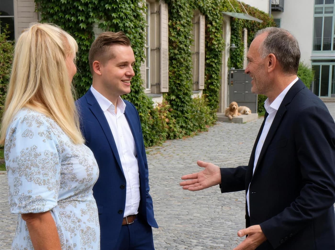 Günther Link, Lucas Weber und Ines Beermann vor dem Büro in Rosenheim